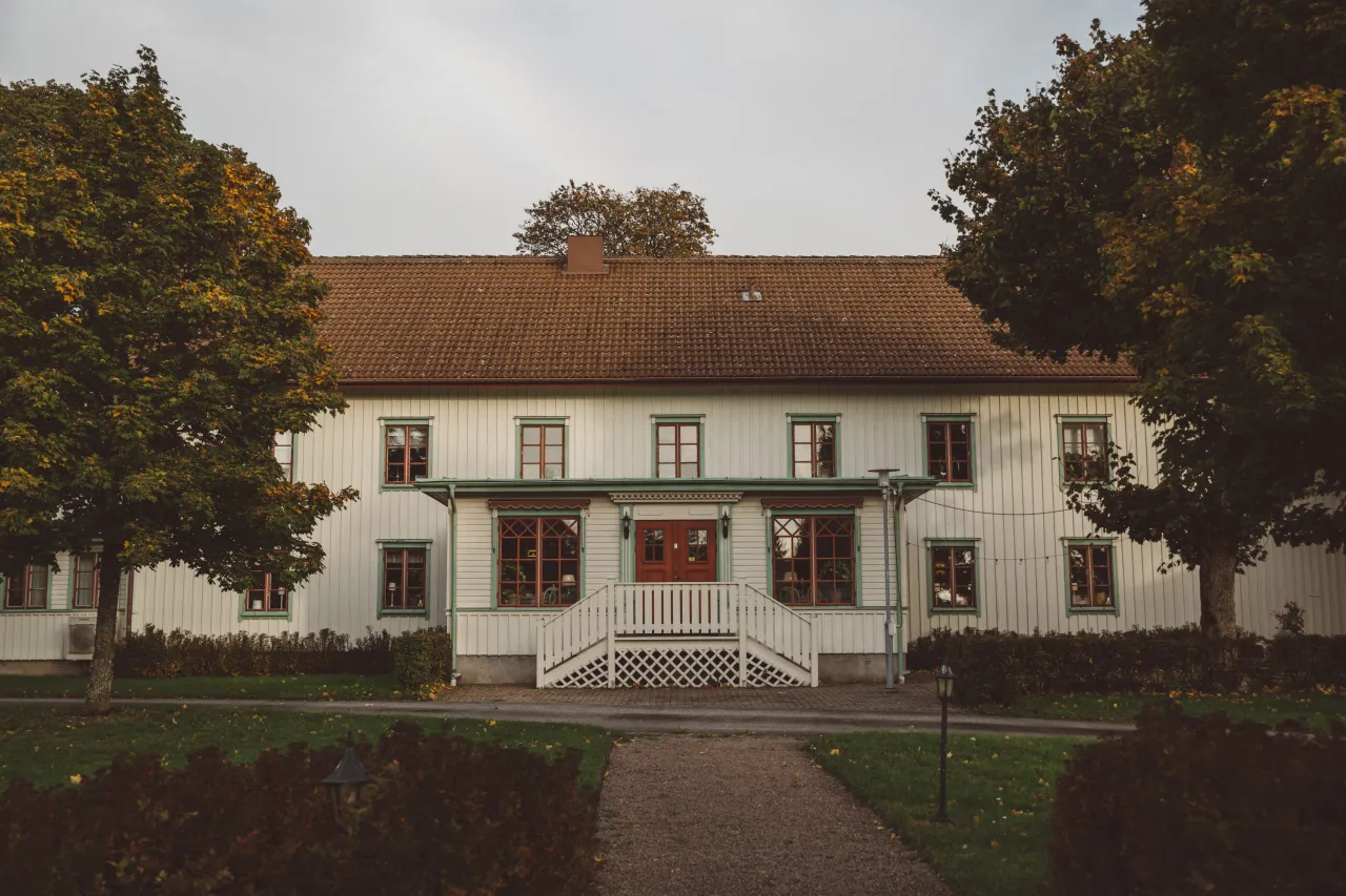 Huvudbyggnaden i höstskrud